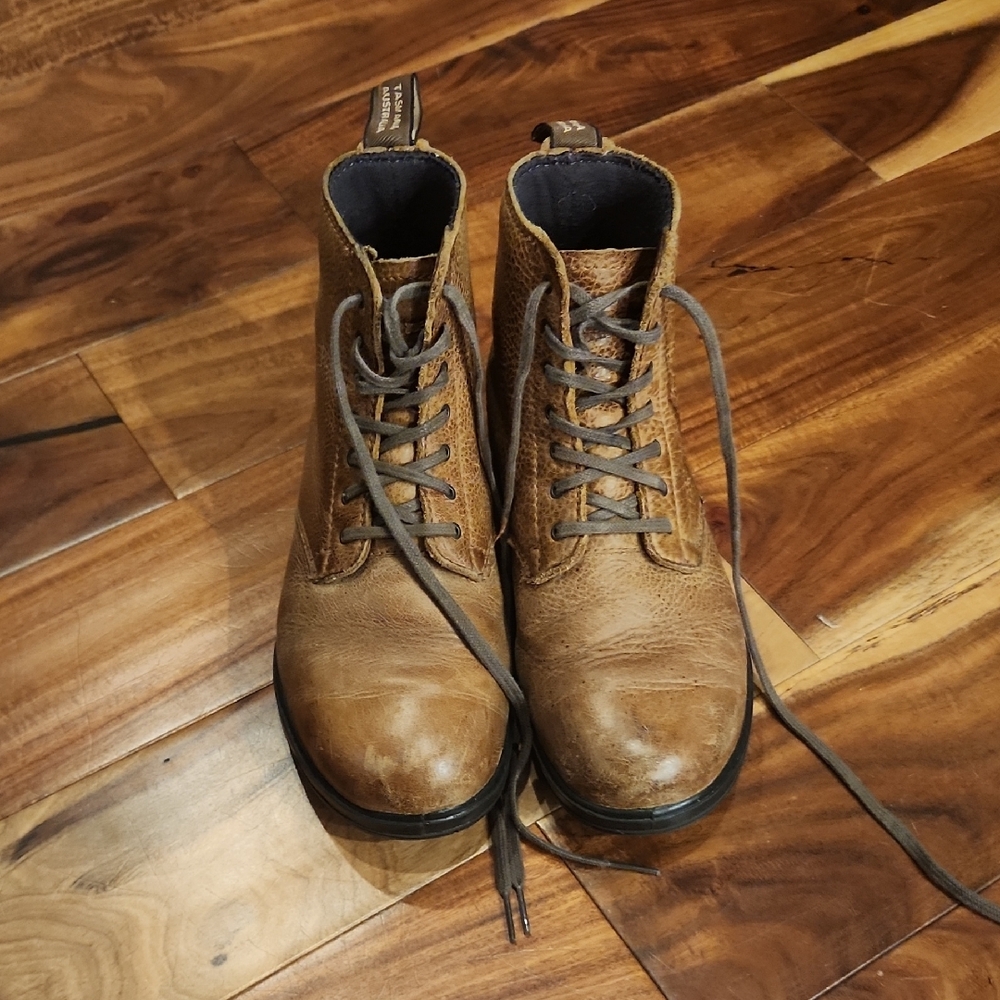 Blundstone Brown Leather Boots with Vintage Appeal